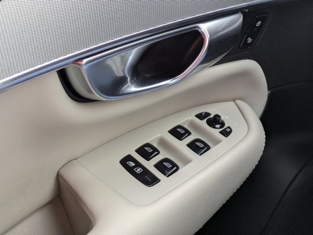 2022 Volvo XC90 Recharge Plug-In Hybrid R-Design Image 30 of 34