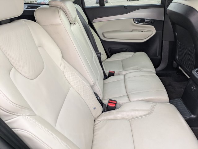 2022 Volvo XC90 Recharge Plug-In Hybrid R-Design Image 12 of 34