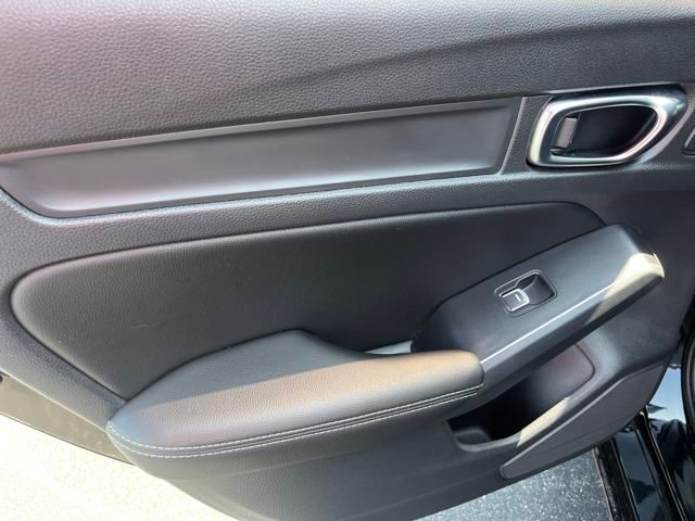 Vehicle image 20 of 28