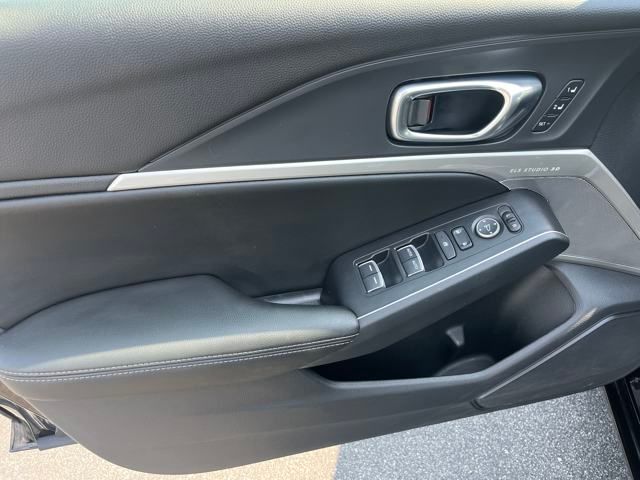 Vehicle image 10 of 31