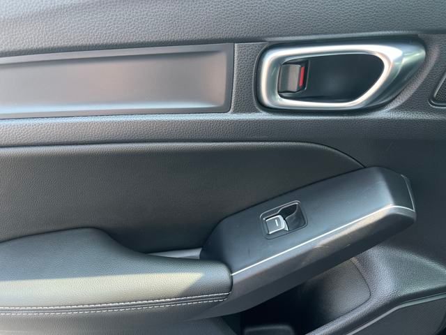 Vehicle image 13 of 31