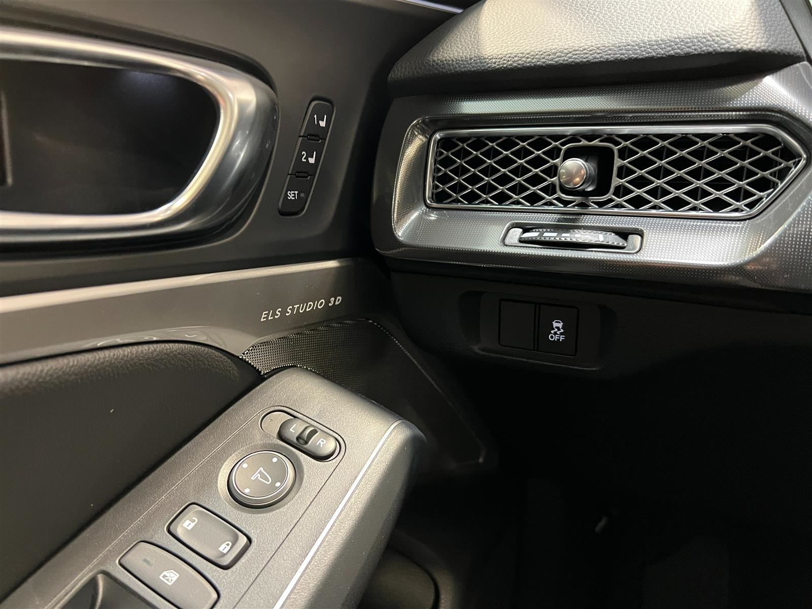 Vehicle image 21 of 36