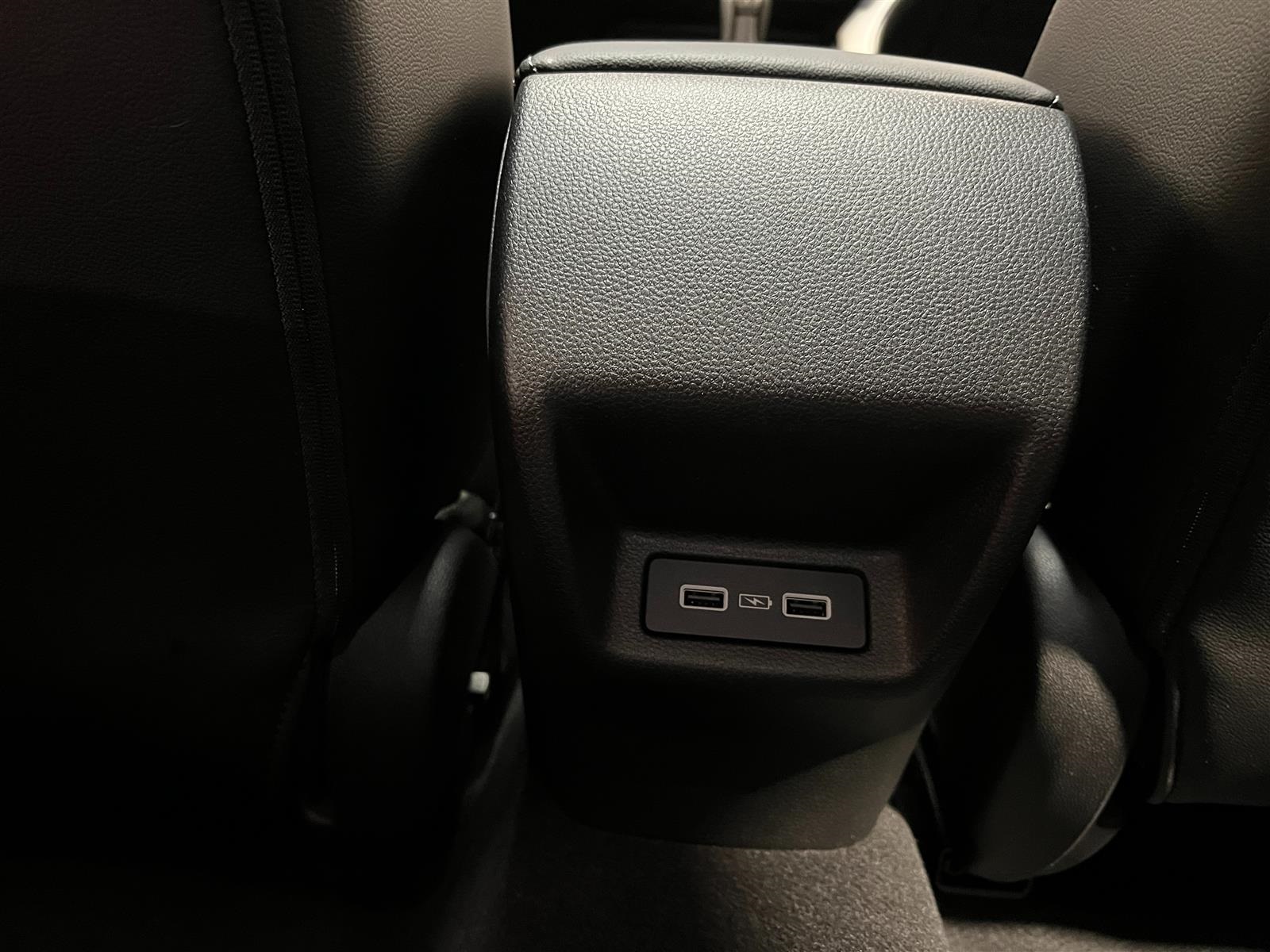 Vehicle image 33 of 36