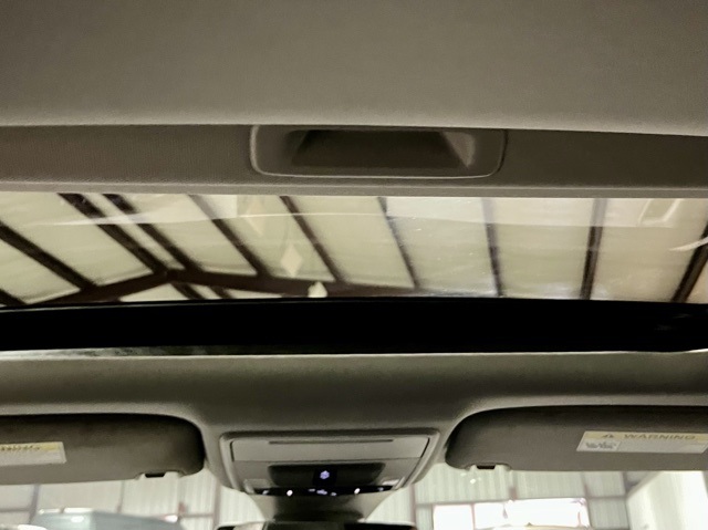 Vehicle image 28 of 30