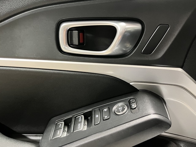 Vehicle image 21 of 30