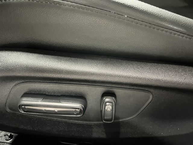 Vehicle image 27 of 30