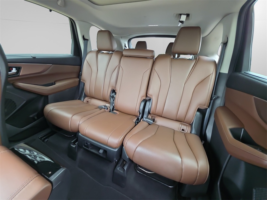 Vehicle image 12 of 28