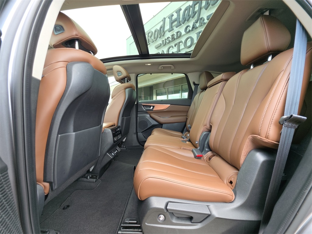 Vehicle image 15 of 28