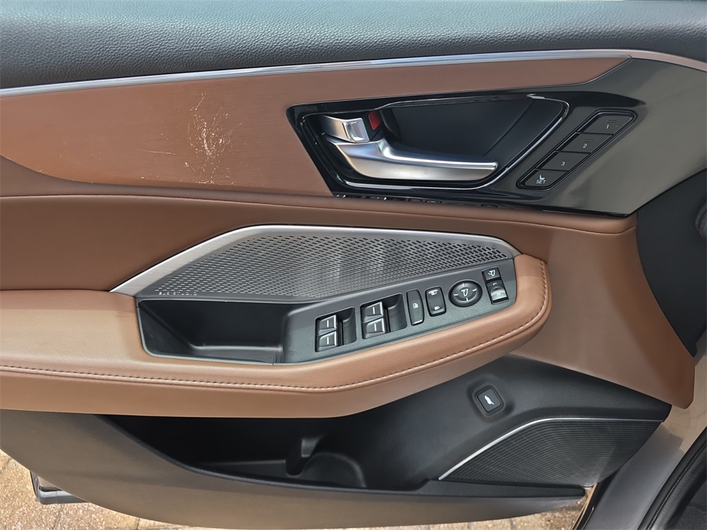 Vehicle image 21 of 28