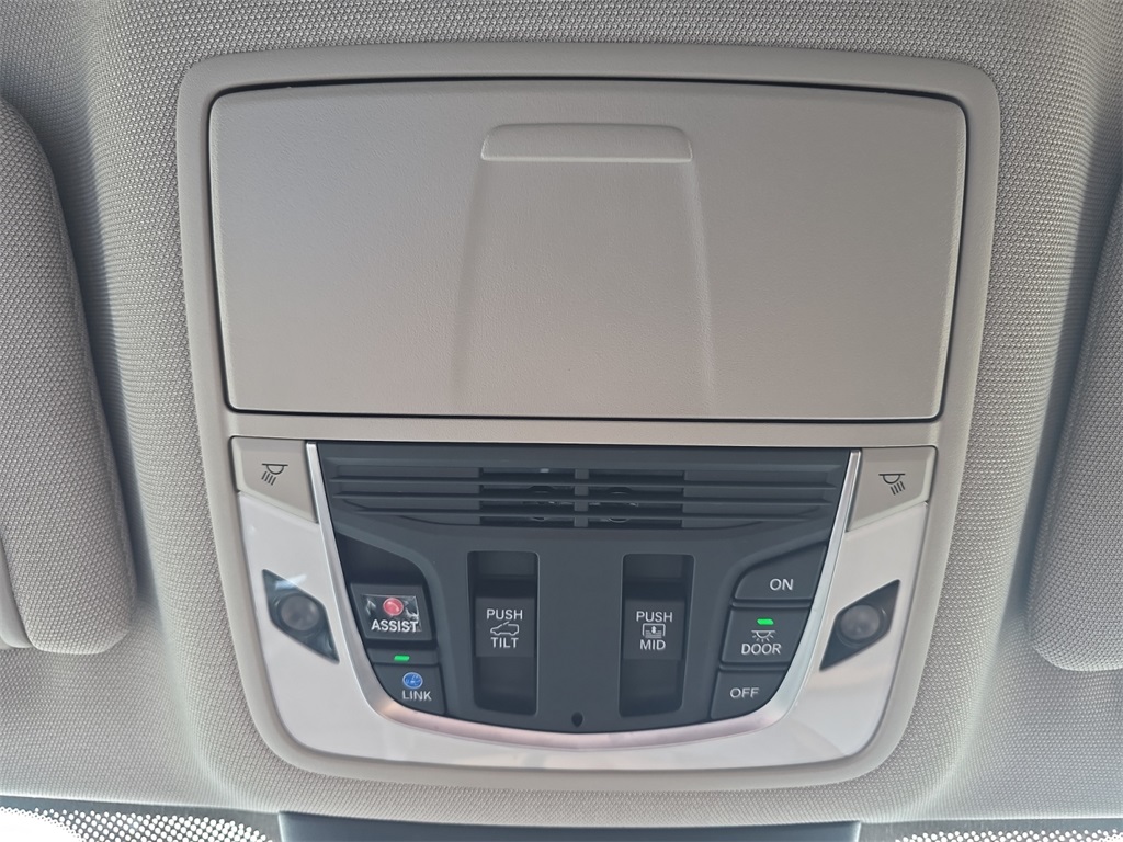 Vehicle image 23 of 28