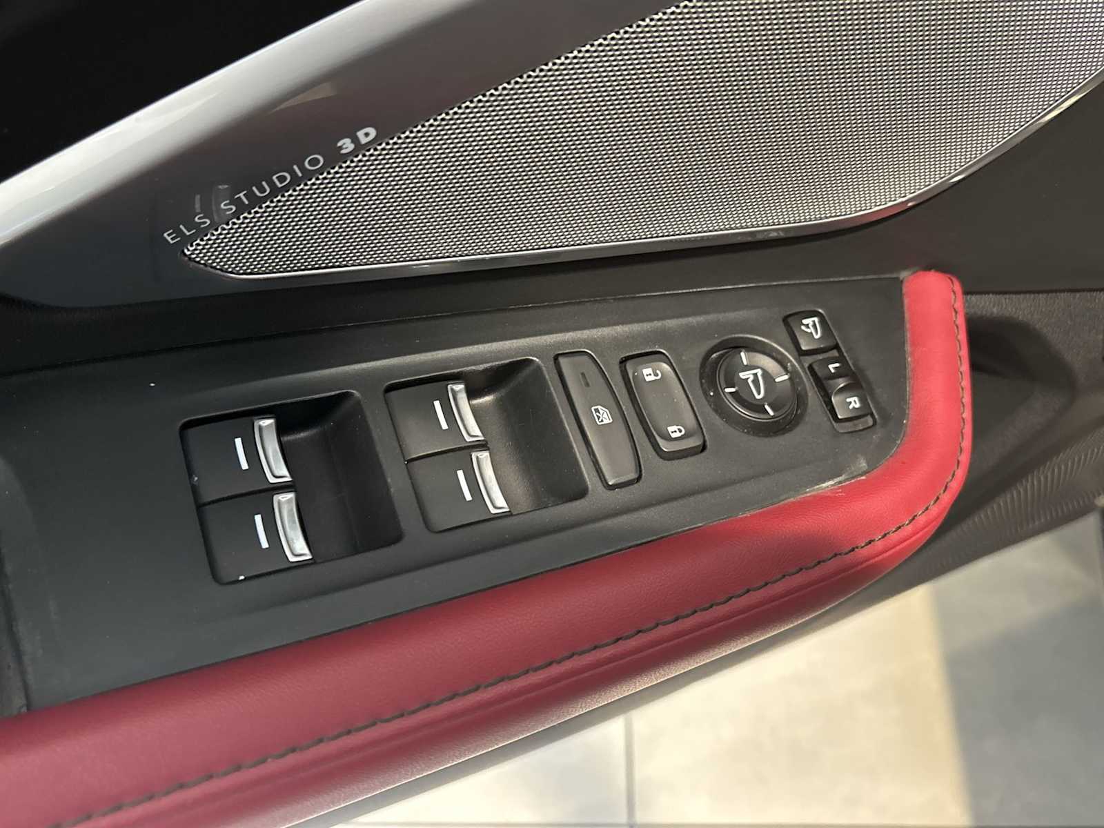 Vehicle image 23 of 42