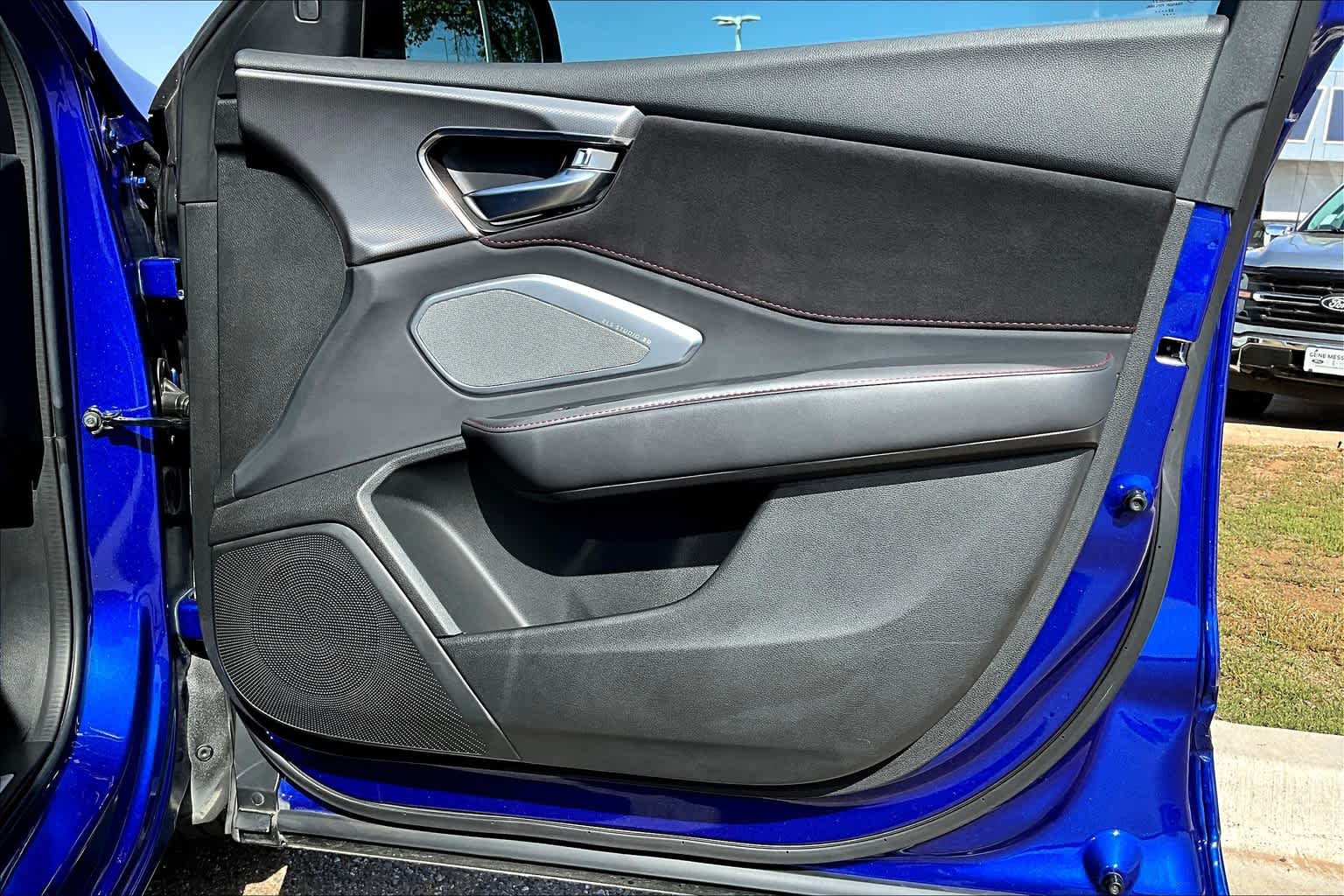 Vehicle image 33 of 35