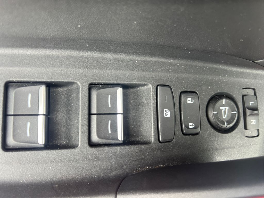 Vehicle image 32 of 40