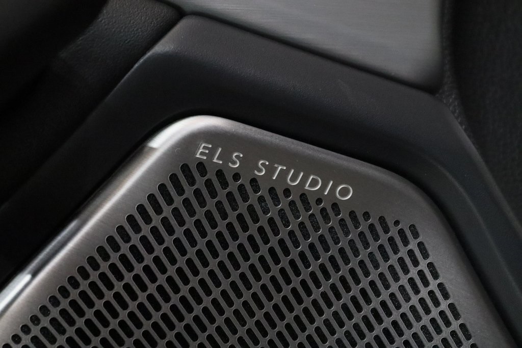 Vehicle image 21 of 28