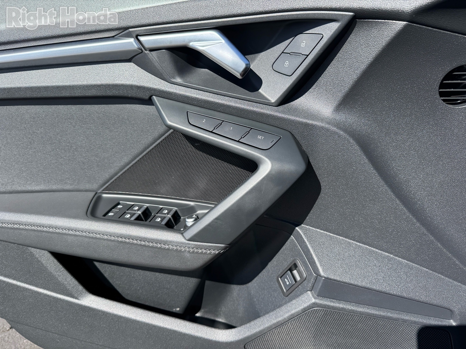 Vehicle image 28 of 31
