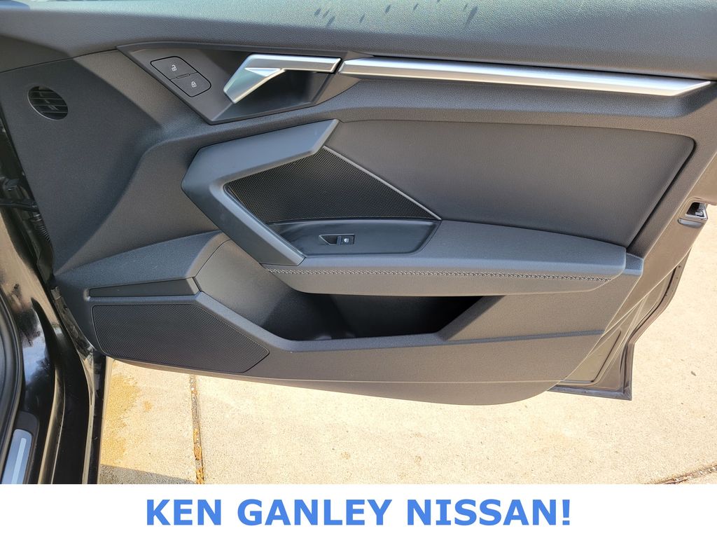 Vehicle image 51 of 52