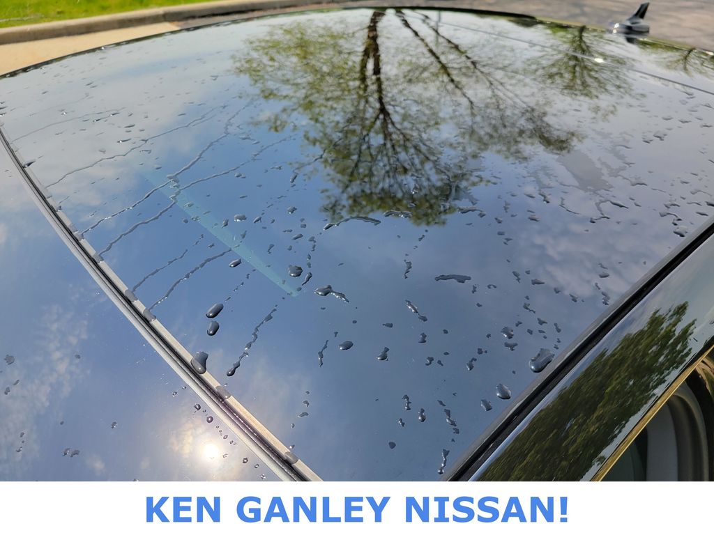 Vehicle image 17 of 52
