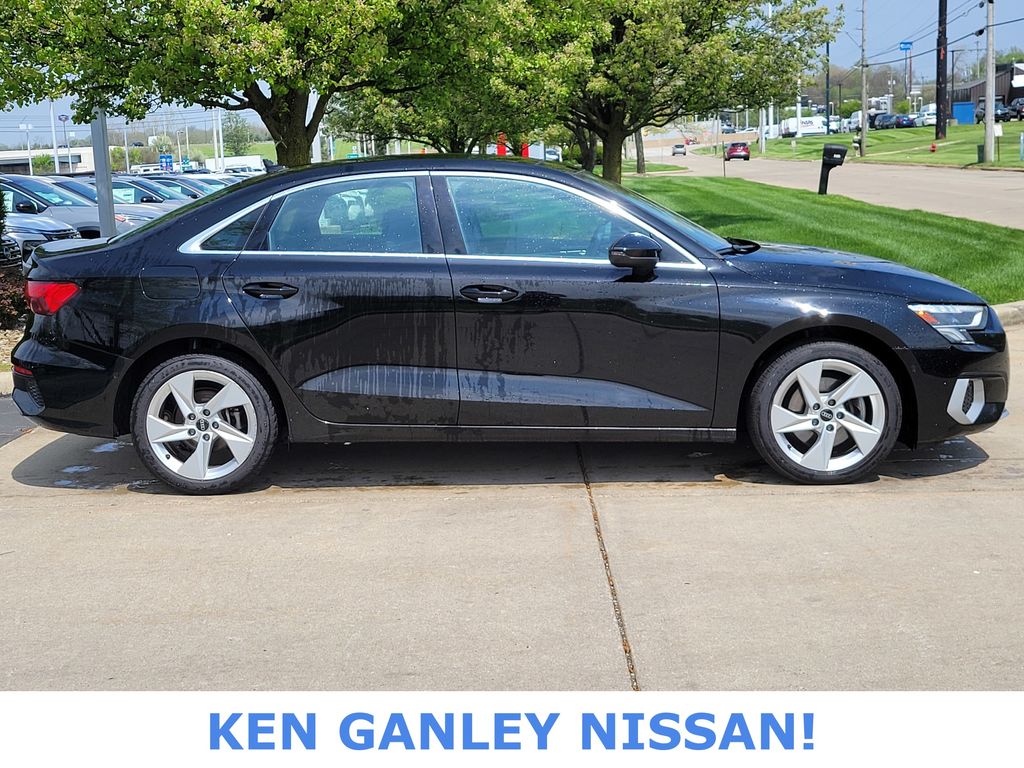Vehicle image 4 of 52