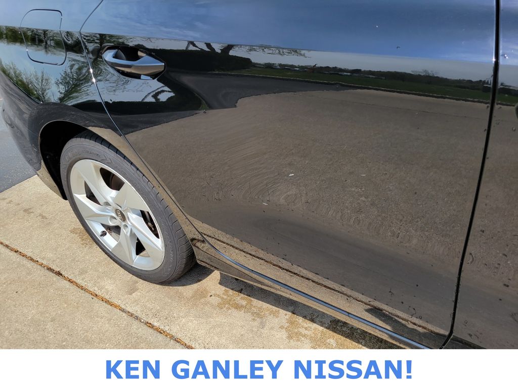 Vehicle image 15 of 52