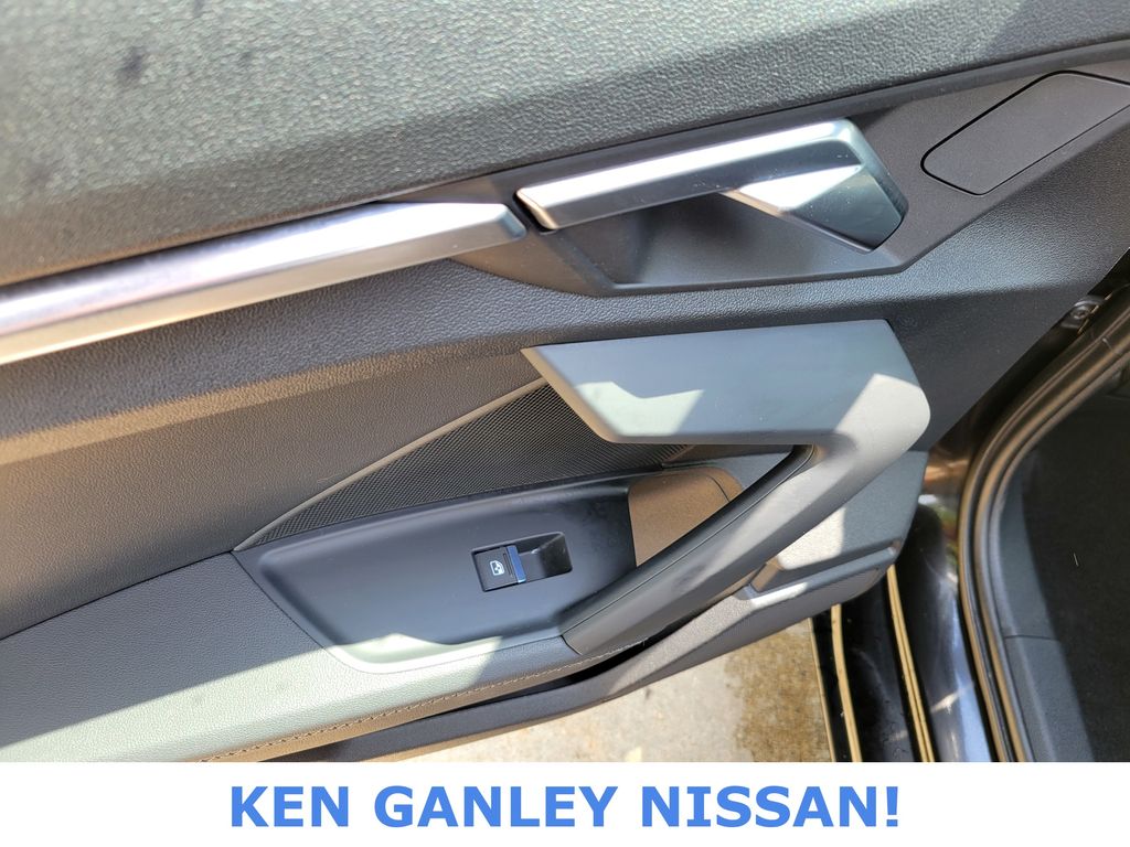 Vehicle image 41 of 52