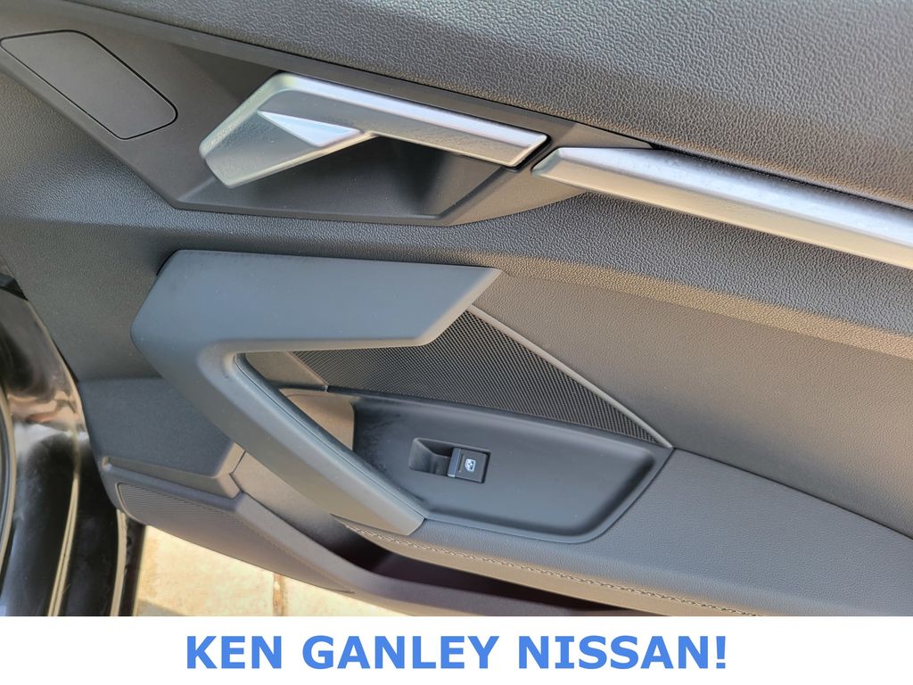 Vehicle image 47 of 52