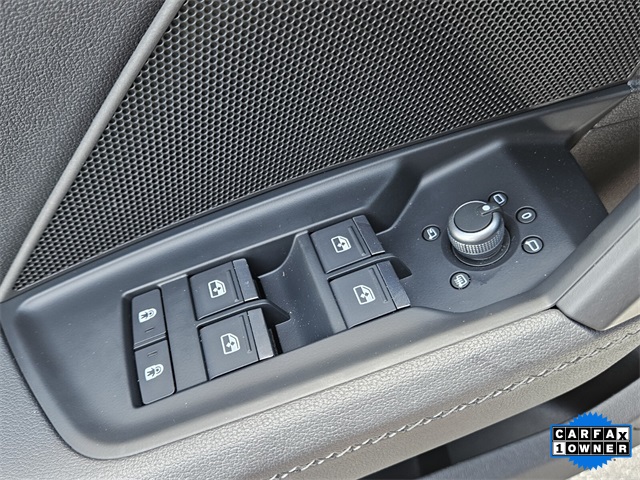 Vehicle image 32 of 42