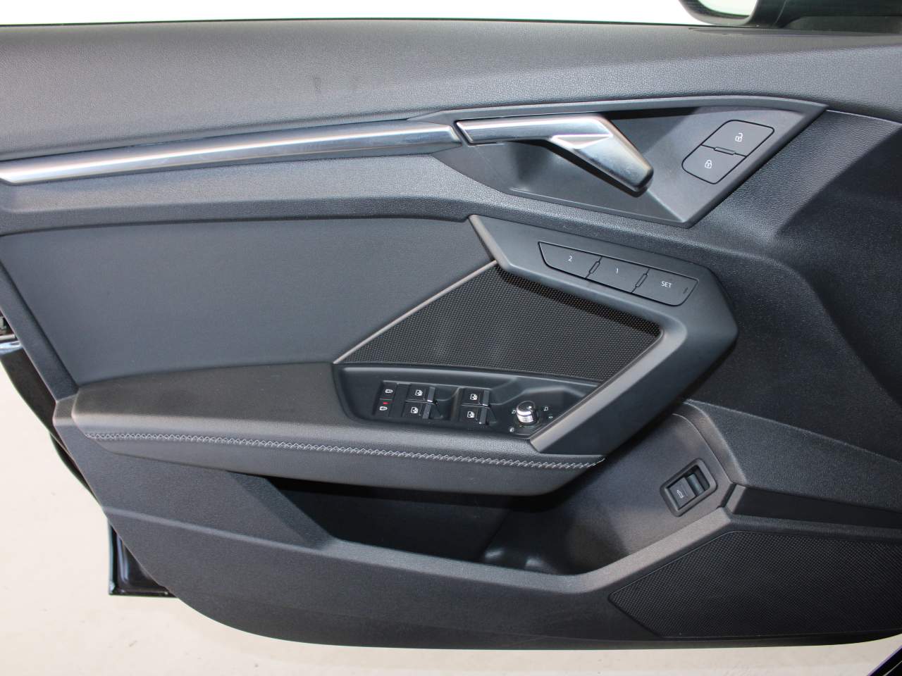 Vehicle image 16 of 17
