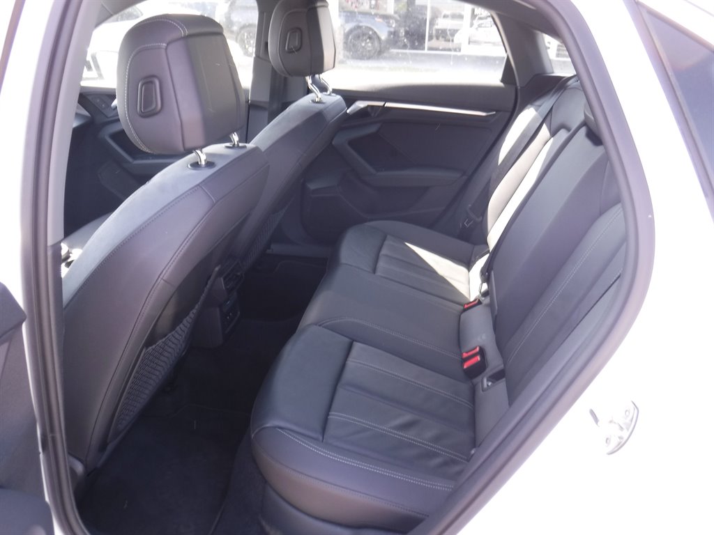 Vehicle image 7 of 18