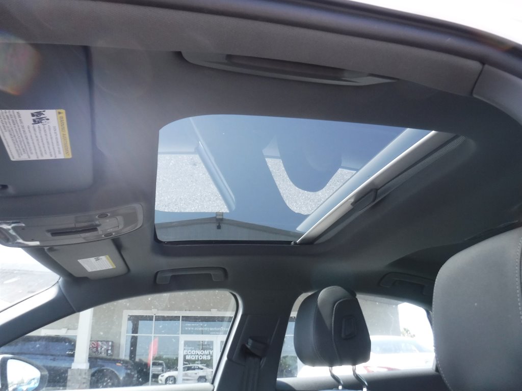 Vehicle image 16 of 18