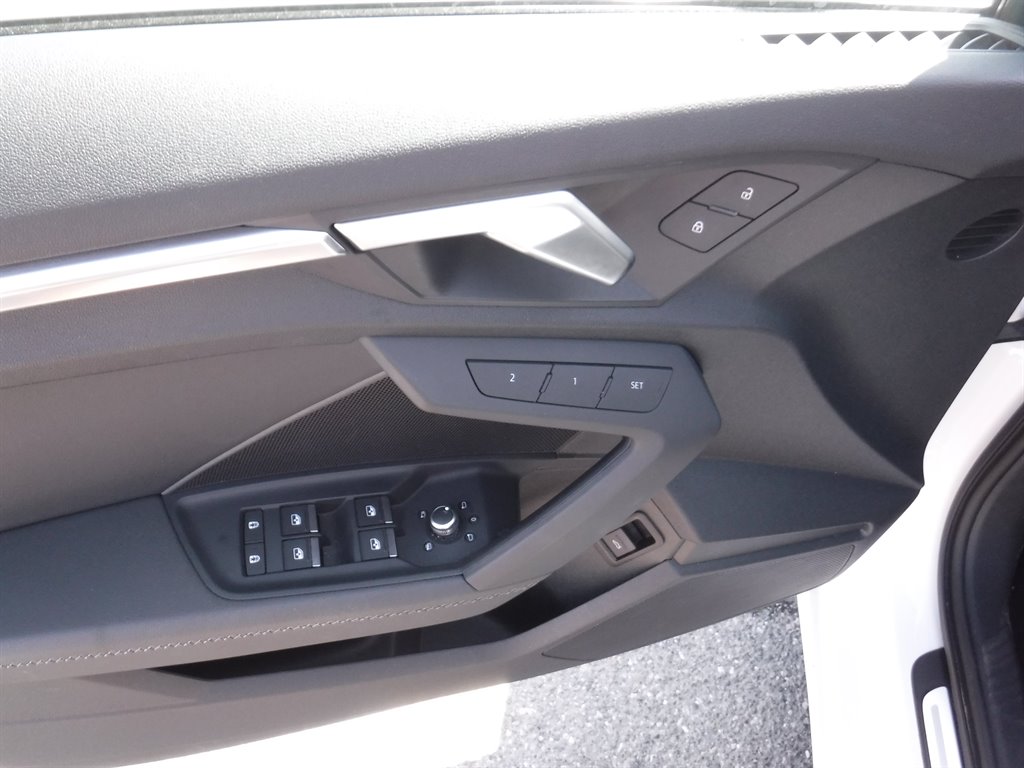 Vehicle image 10 of 18