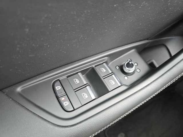 Vehicle image 28 of 50