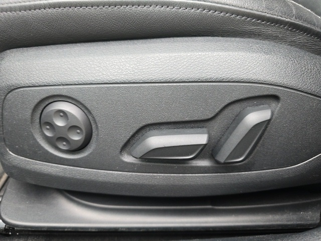 Vehicle image 25 of 50