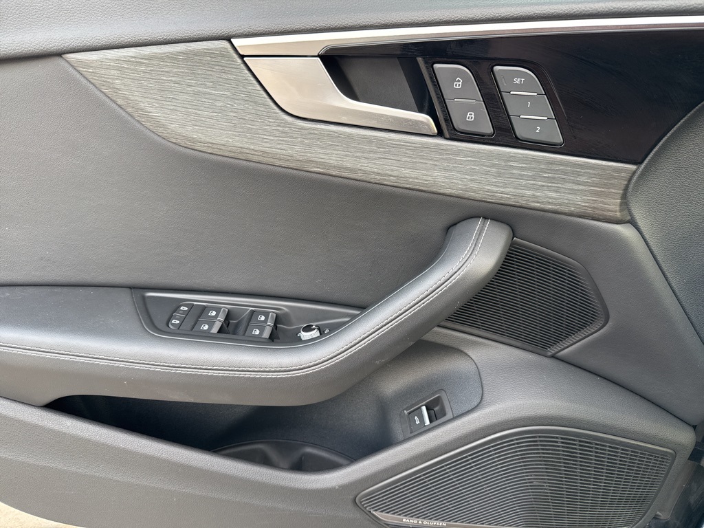 Vehicle image 7 of 23