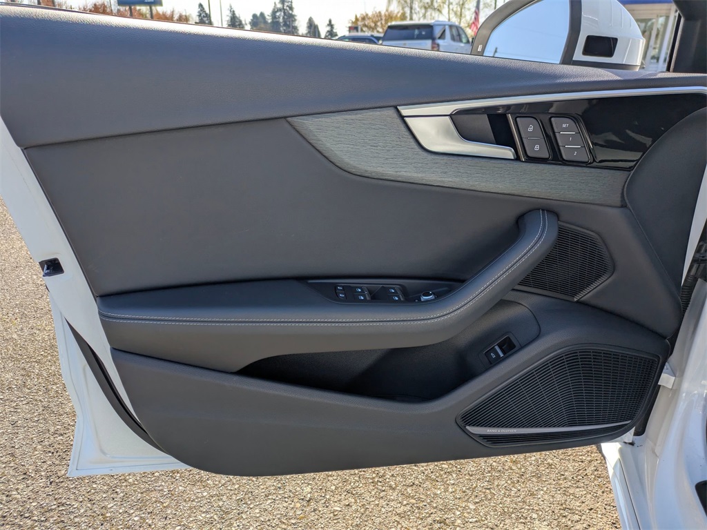 Vehicle image 10 of 39