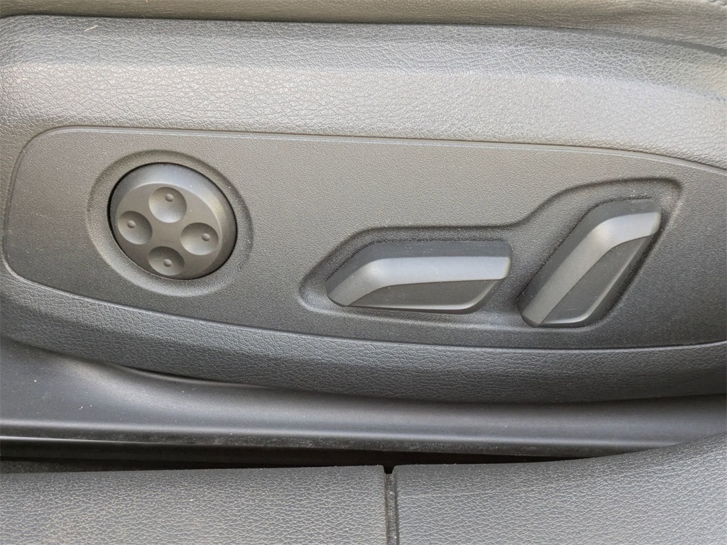 Vehicle image 26 of 39