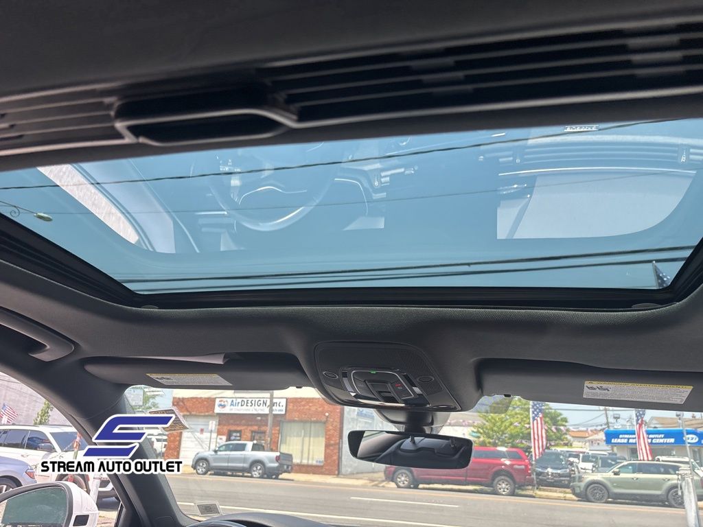 Vehicle image 20 of 44