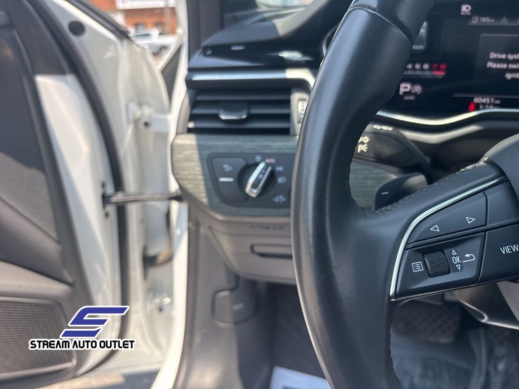 Vehicle image 28 of 44