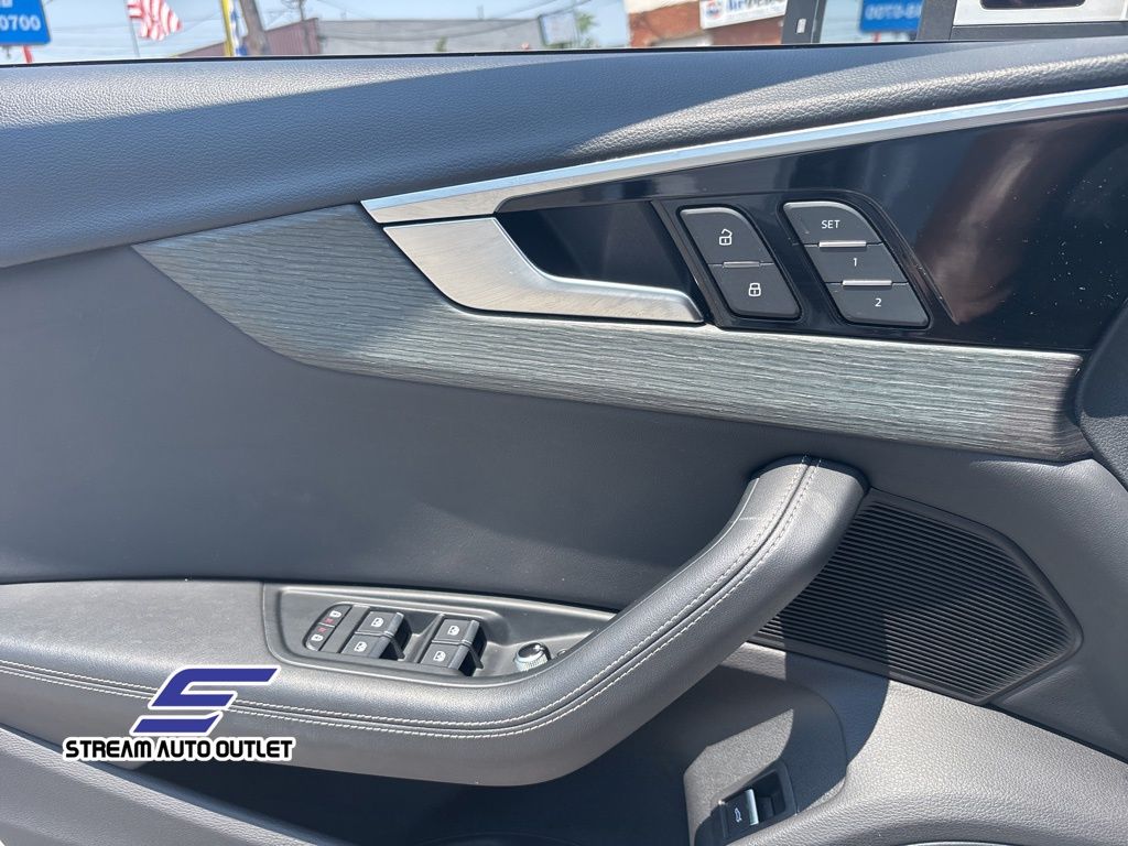 Vehicle image 26 of 44