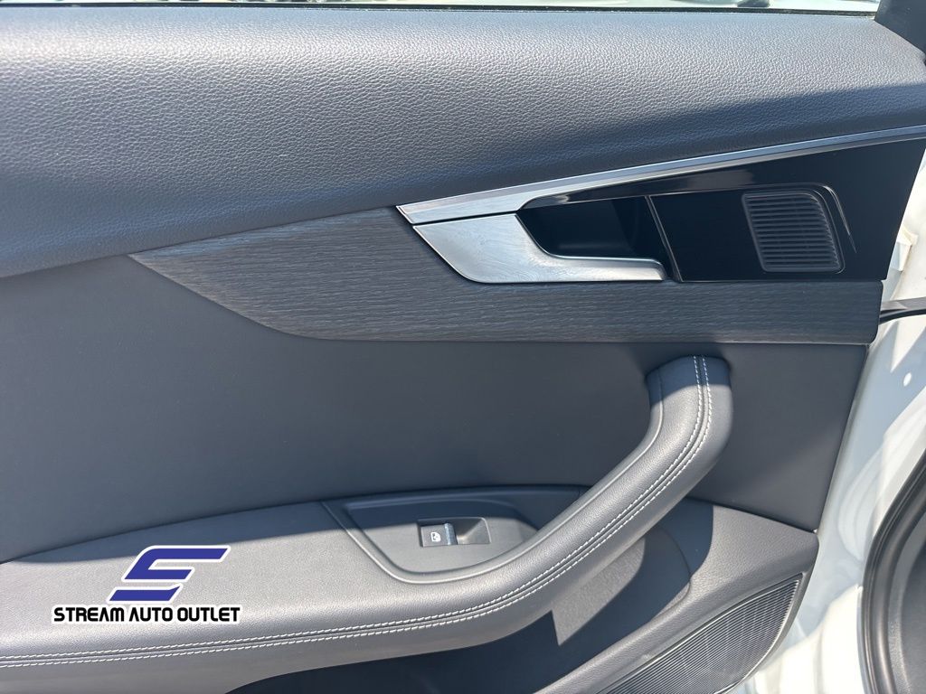 Vehicle image 21 of 44