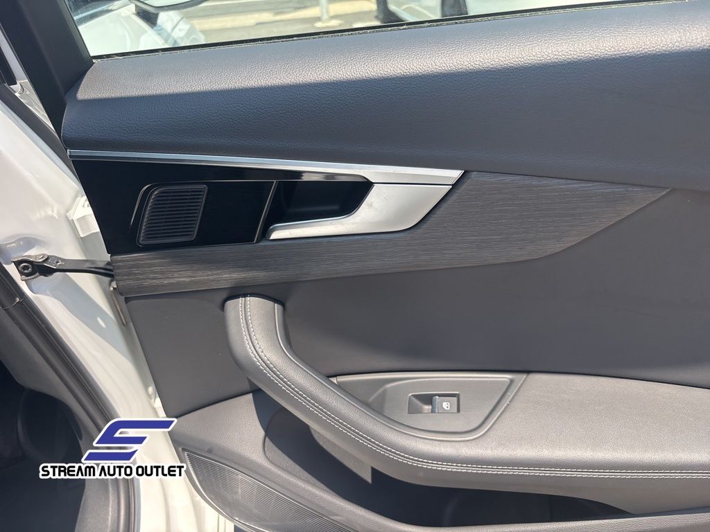 Vehicle image 16 of 44
