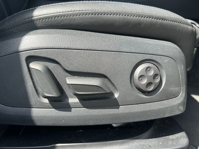 Vehicle image 33 of 37