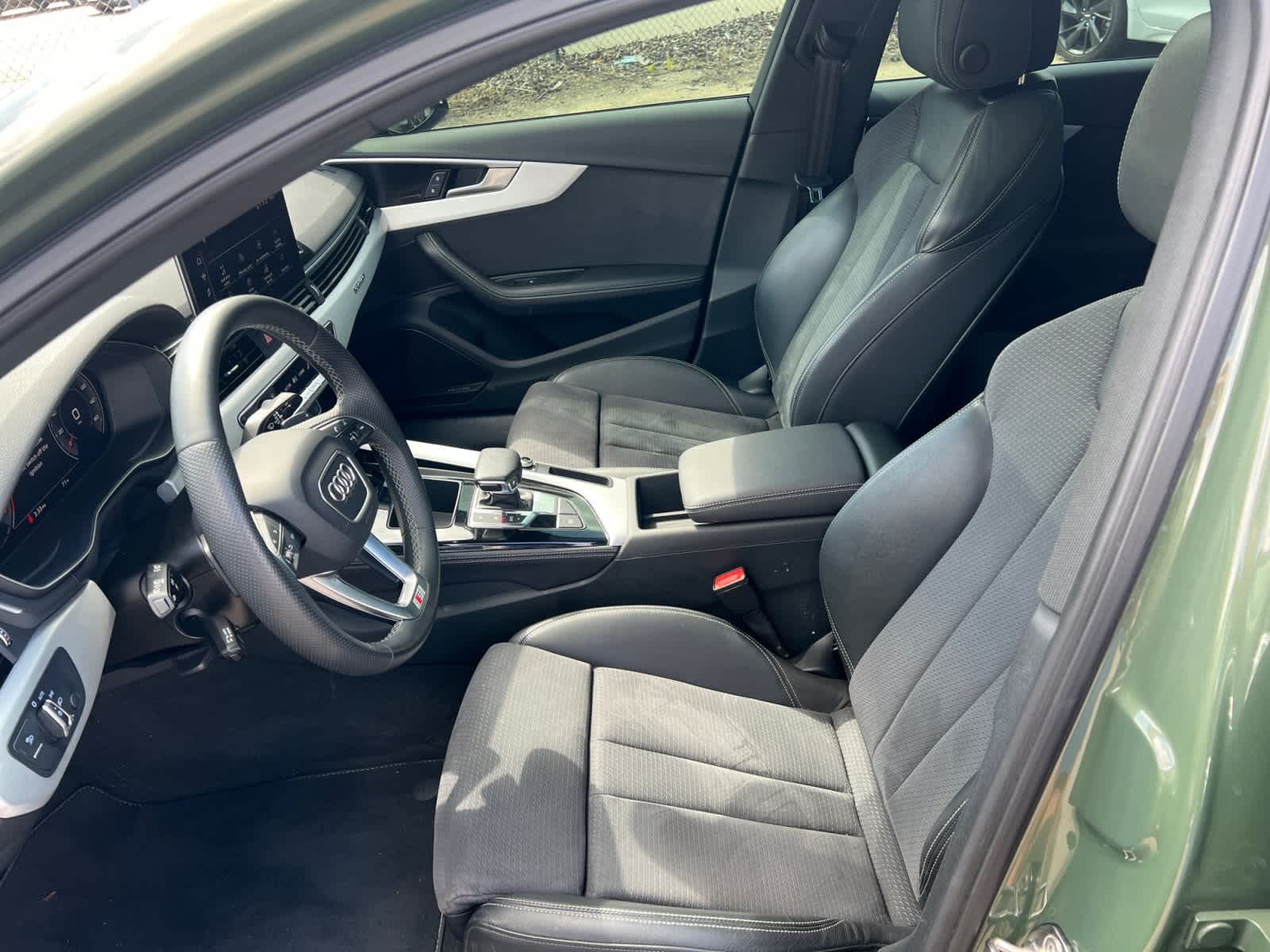 Vehicle image 16 of 22