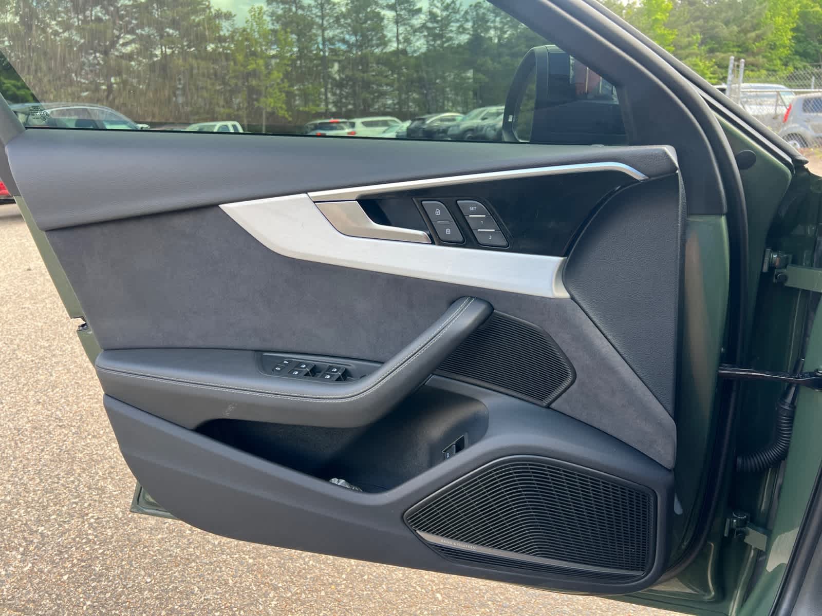 Vehicle image 19 of 22
