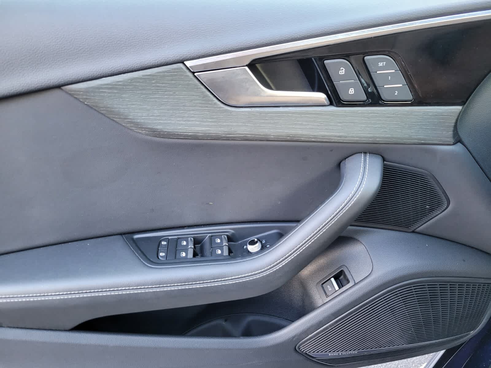 Vehicle image 25 of 36
