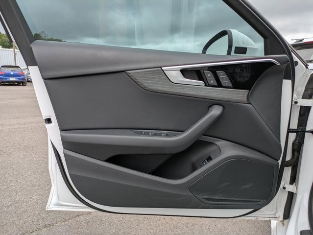 Vehicle image 20 of 26