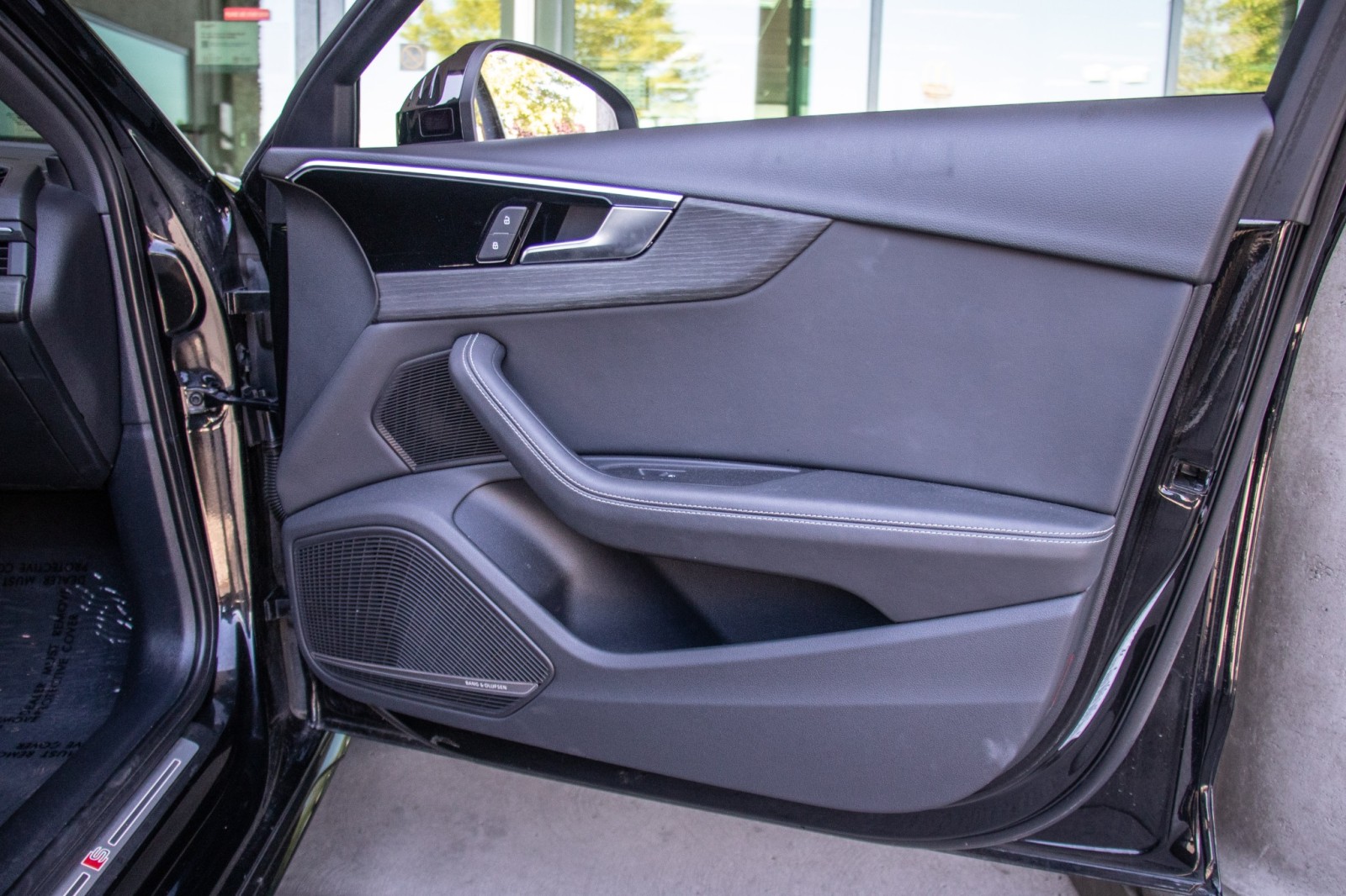 Vehicle image 19 of 23