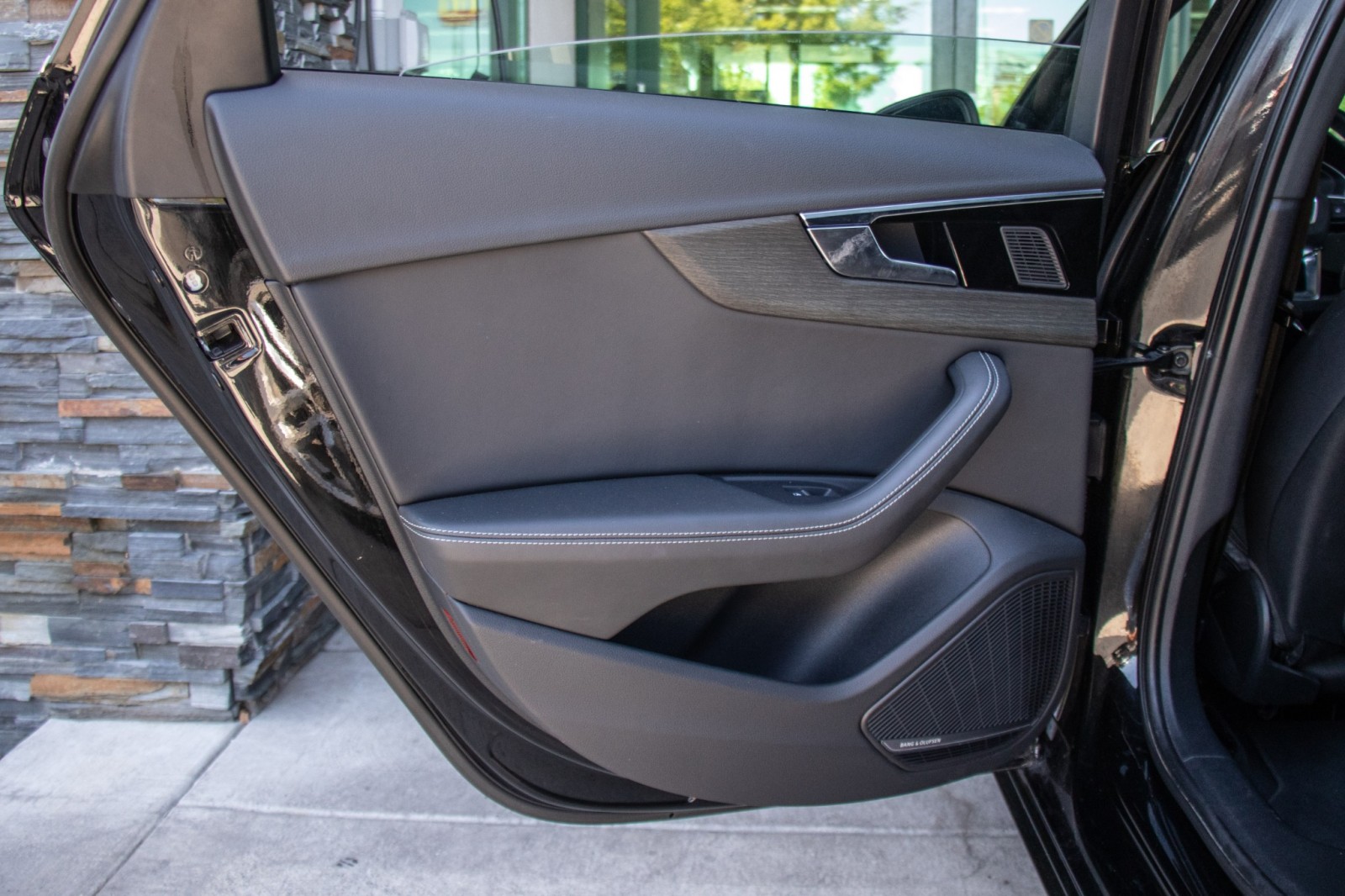 Vehicle image 20 of 23
