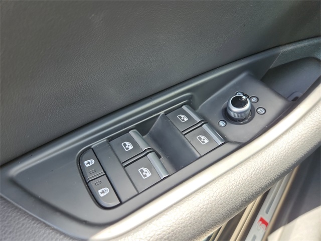 Vehicle image 21 of 33