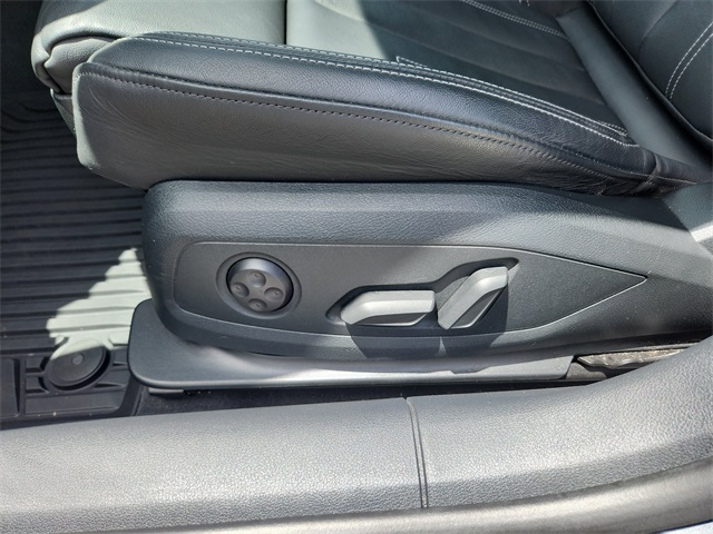 Vehicle image 19 of 33