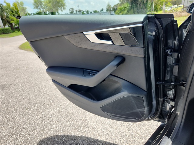 Vehicle image 10 of 33
